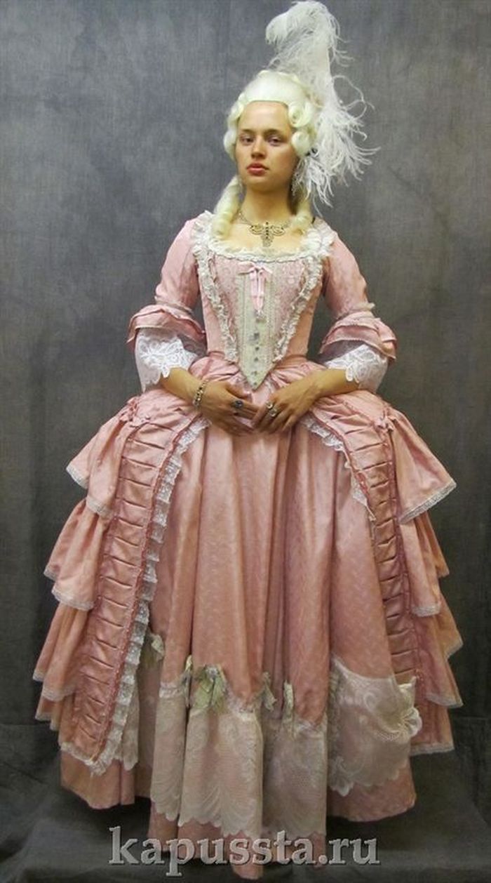 Платье розовое с кружевной отделкой